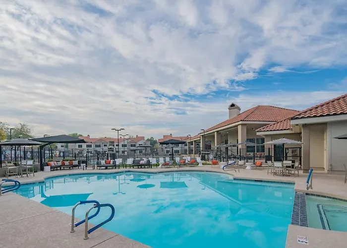Apartment Lush Golf Pickleball Pool Hot Tub King Bed Parking *