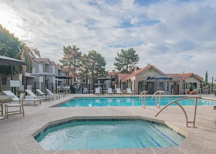 Lush Golf Pickleball Pool Hot Tub King Bed Parking Apartment *