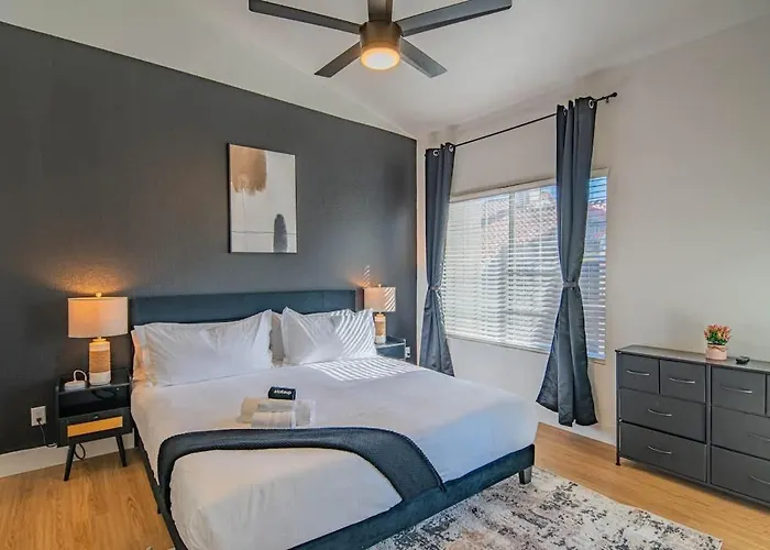 Lush Golf Pickleball Pool Hot Tub King Bed Parking Apartment Scottsdale
