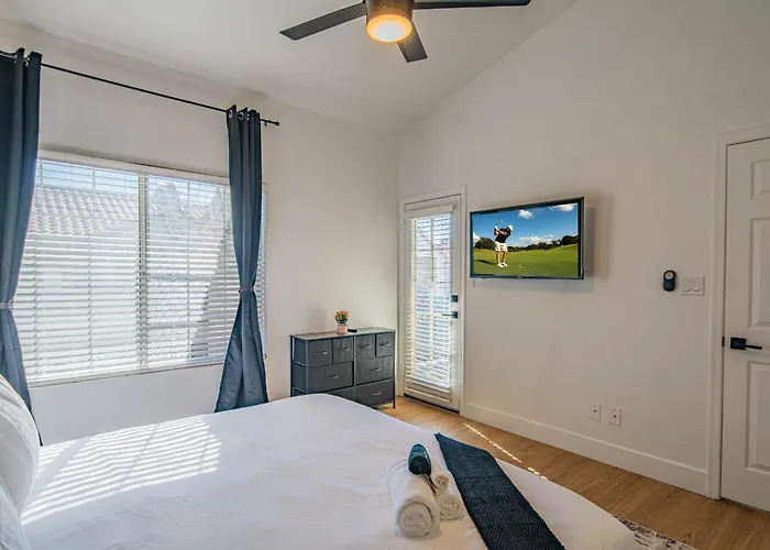 Lush Golf Pickleball Pool Hot Tub King Bed Parking Apartment