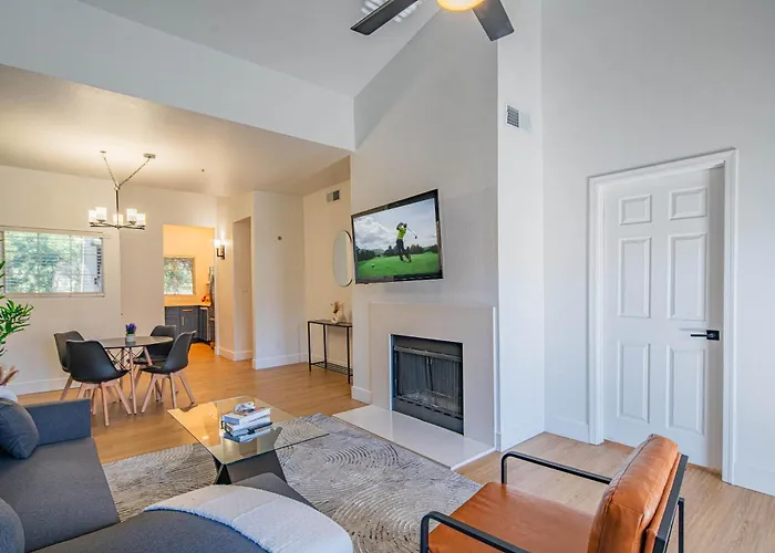 Apartment Lush Golf Pickleball Pool Hot Tub King Bed Parking *