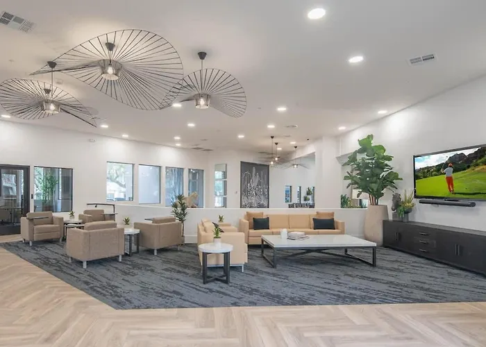 Lush Golf Pickleball Pool Hot Tub King Bed Parking Apartment Scottsdale