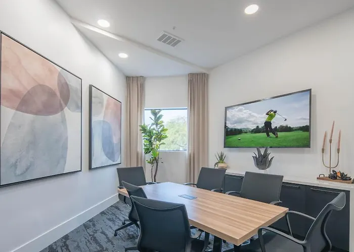 Apartment Lush Golf Pickleball Pool Hot Tub King Bed Parking *