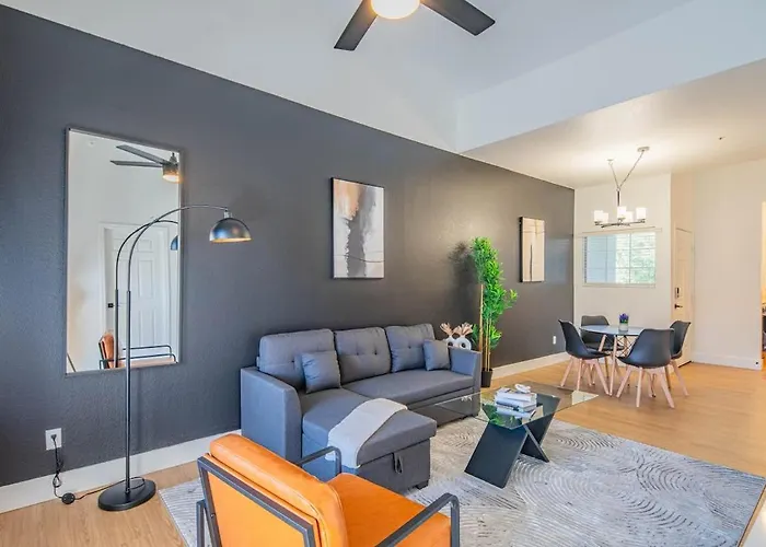 Apartment Lush Golf Pickleball Pool Hot Tub King Bed Parking *
