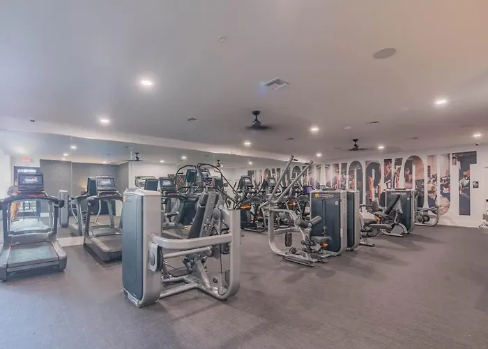 Lush Golf Pickleball Pool Hot Tub King Bed Parking Apartment Scottsdale