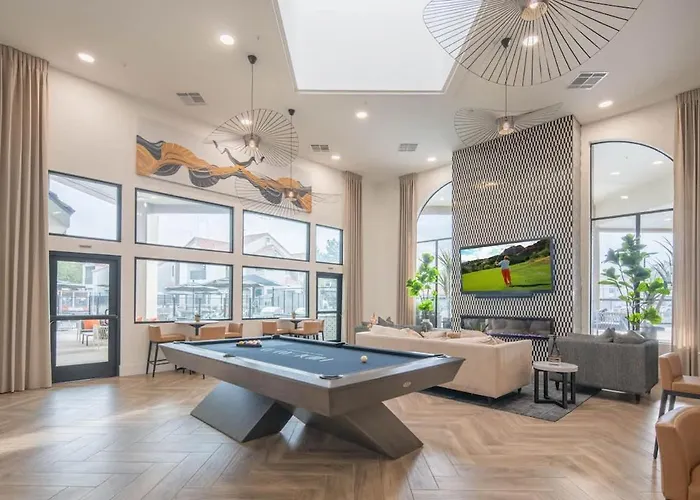 Lush Golf Pickleball Pool Hot Tub King Bed Parking Apartment
