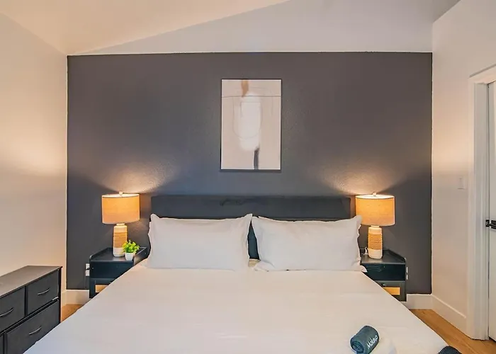 Lush Golf Pickleball Pool Hot Tub King Bed Parking Apartment