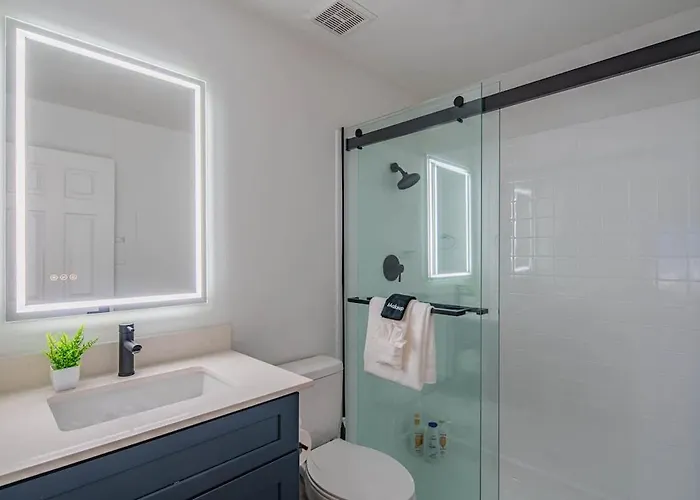 Apartment Lush Golf Pickleball Pool Hot Tub King Bed Parking