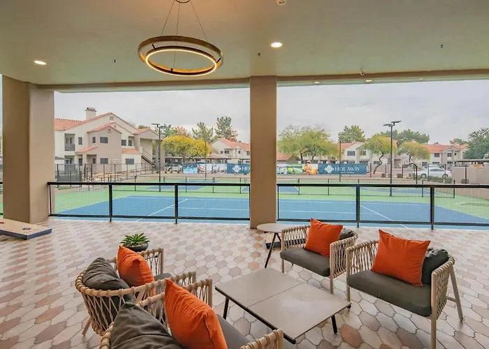 Lush Golf Pickleball Pool Hot Tub King Bed Parking Apartment Scottsdale