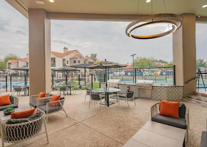 Lush Golf Pickleball Pool Hot Tub King Bed Parking *